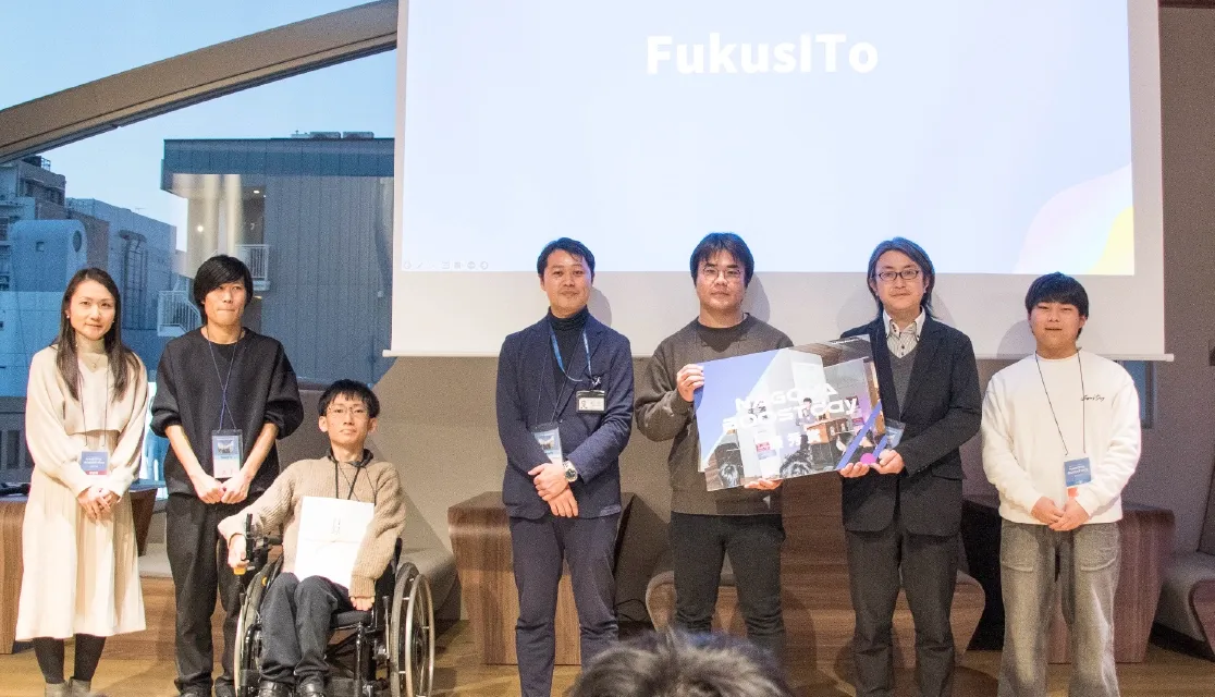 優秀賞を授与する様子