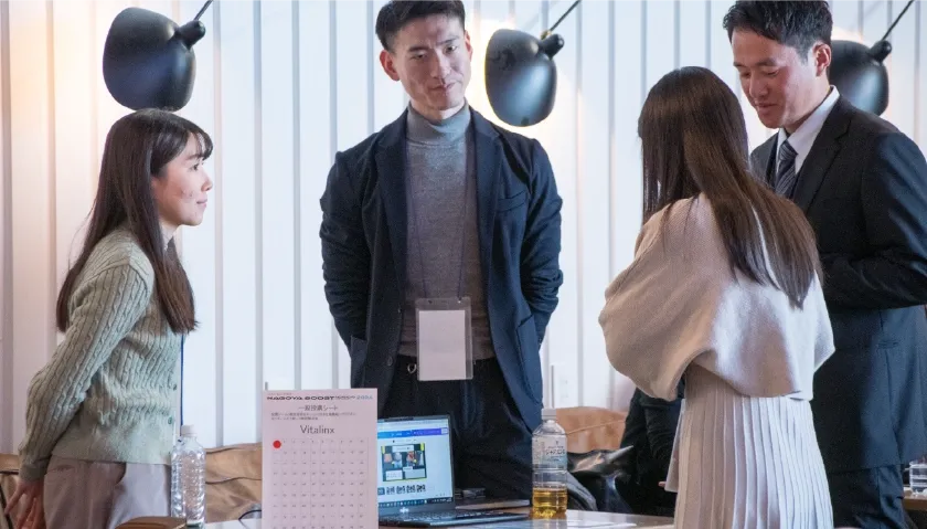 体験談を話し合う様子