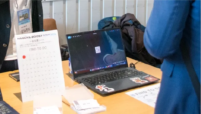 パソコンのQRコードを読み取る様子