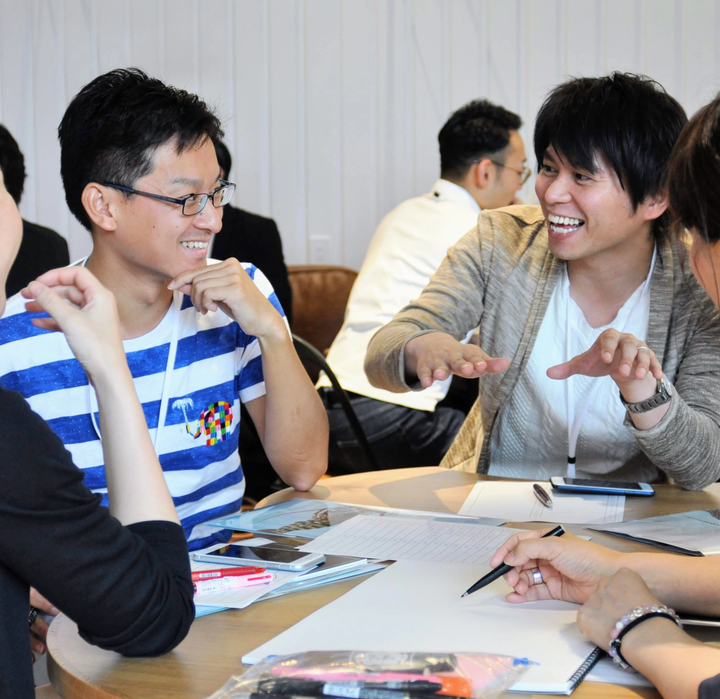 マイクで話す様子